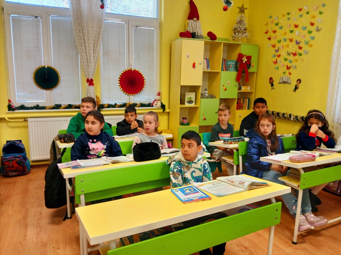 Коледна магия завладя класните стаи на НУ „Св. Климент Охридски“ във Войсил (СНИМКИ)