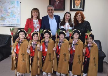 Коледари, каратисти и малката Анастасия поздравиха Общински съвет - Марица (СНИМКИ)