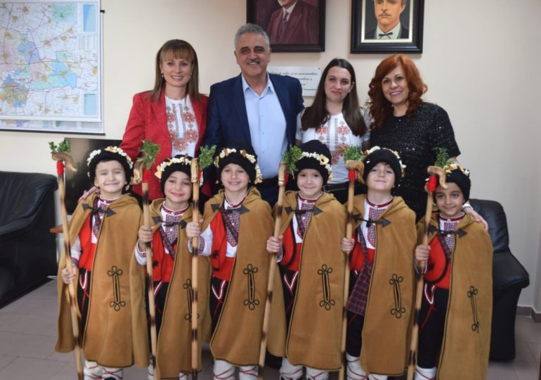 Коледари, каратисти и малката Анастасия поздравиха Общински съвет - Марица (СНИМКИ)