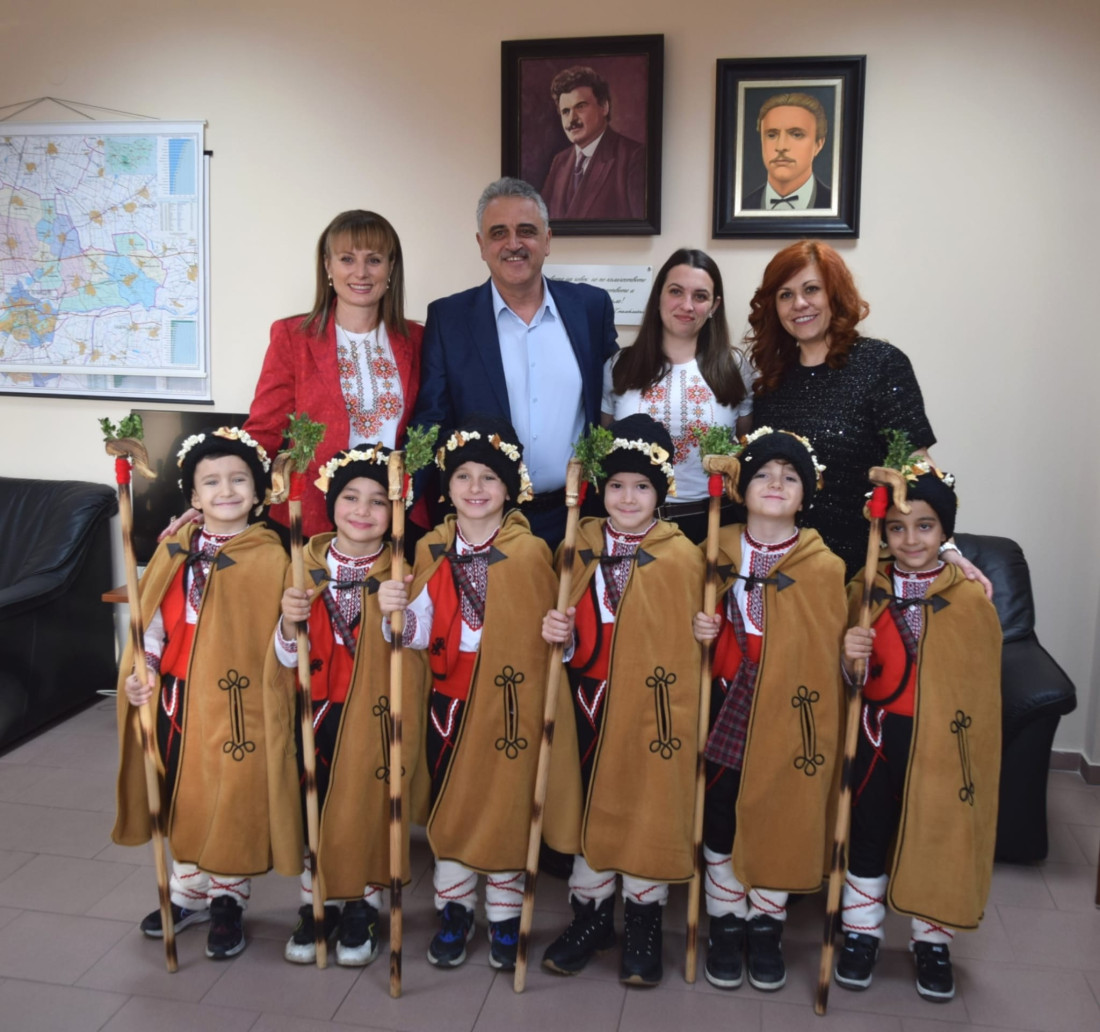Коледари, каратисти и малката Анастасия поздравиха Общински съвет – Марица (СНИМКИ)