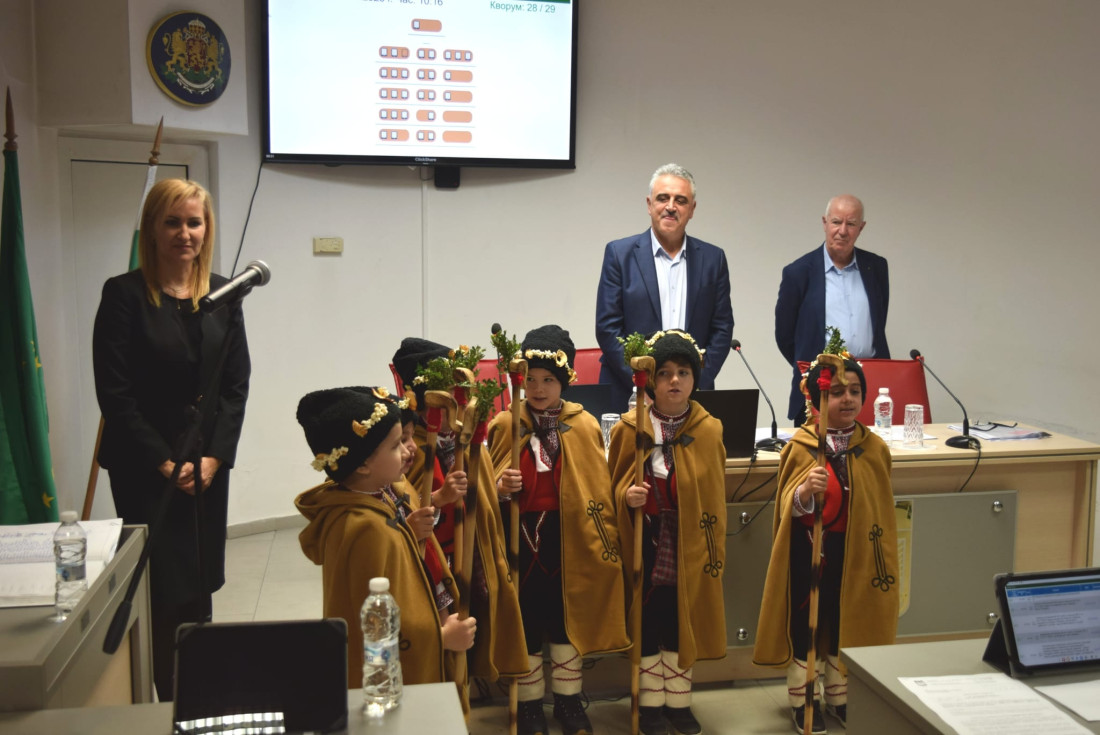 Коледари, каратисти и малката Анастасия поздравиха Общински съвет - Марица (СНИМКИ) 1 Коледари, каратисти и малката Анастасия поздравиха Общински съвет - Марица (СНИМКИ)