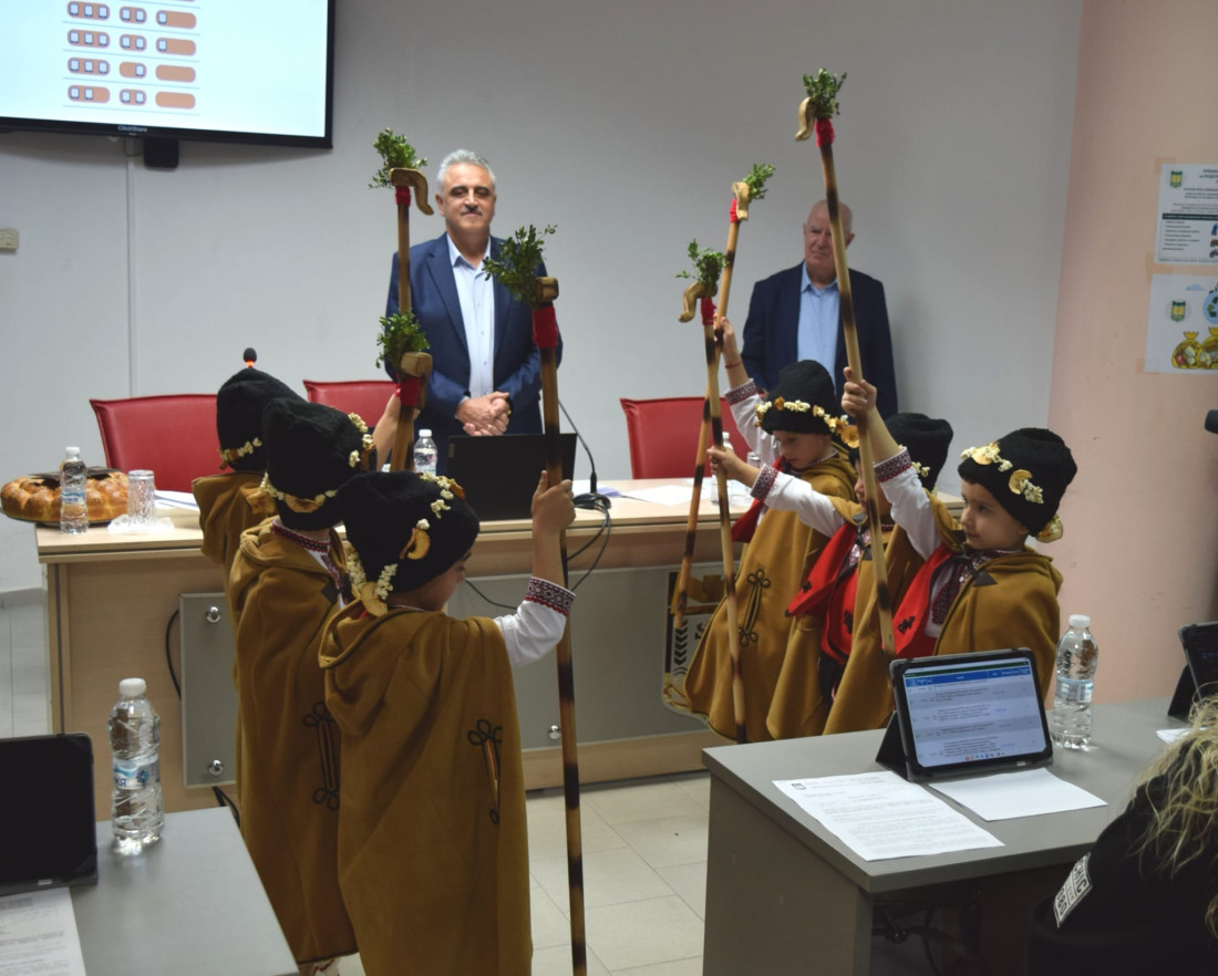 Коледари, каратисти и малката Анастасия поздравиха Общински съвет - Марица (СНИМКИ) 7 Коледари, каратисти и малката Анастасия поздравиха Общински съвет - Марица (СНИМКИ)