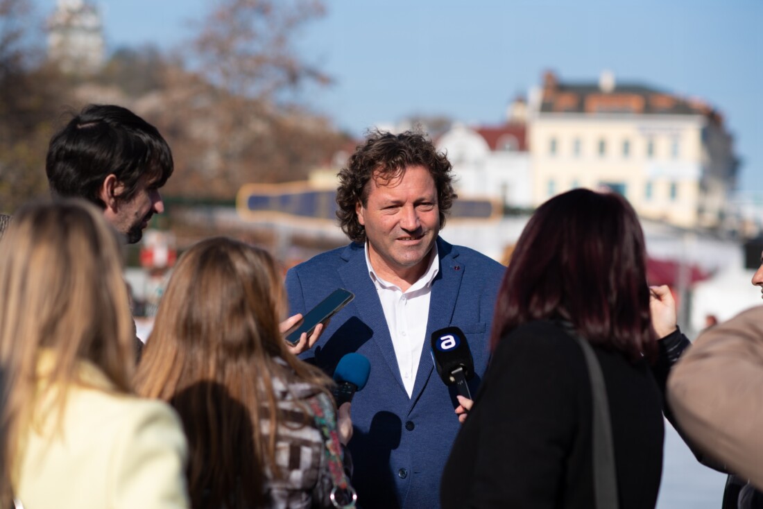 Ледената пързалка в Пловдив официално отвори врати (СНИМКИ)