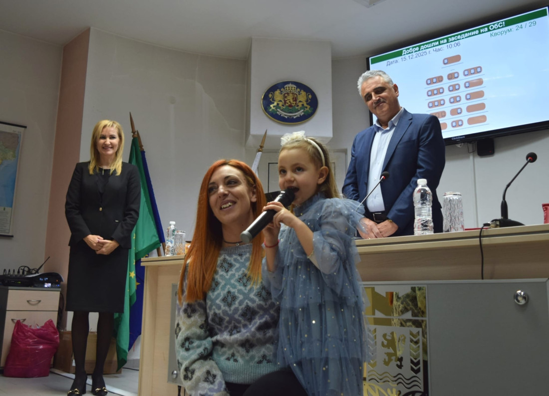 Коледари, каратисти и малката Анастасия поздравиха Общински съвет - Марица (СНИМКИ) 2 Коледари, каратисти и малката Анастасия поздравиха Общински съвет - Марица (СНИМКИ)