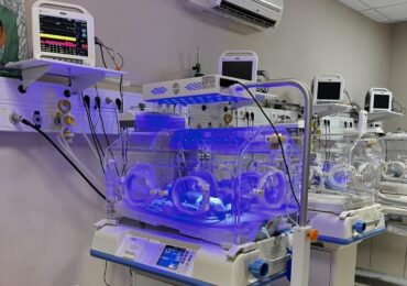 Кампанията „Малки стъпки на големи герои“ осигурява жизненоважни консумативи за недоносените бебета