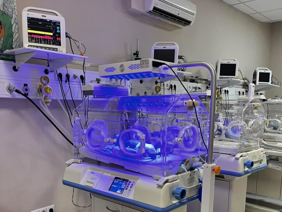 Кампанията „Малки стъпки на големи герои“ осигурява жизненоважни консумативи за недоносените бебета