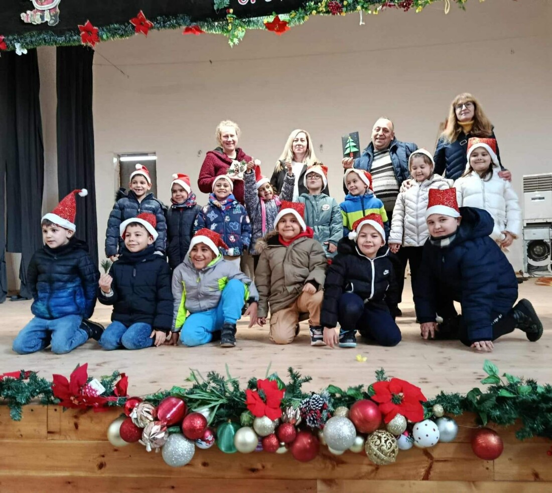 Децата от ДГ „Мечта“ в Маноле се сдобиха с интерактивна дъска (СНИМКИ)