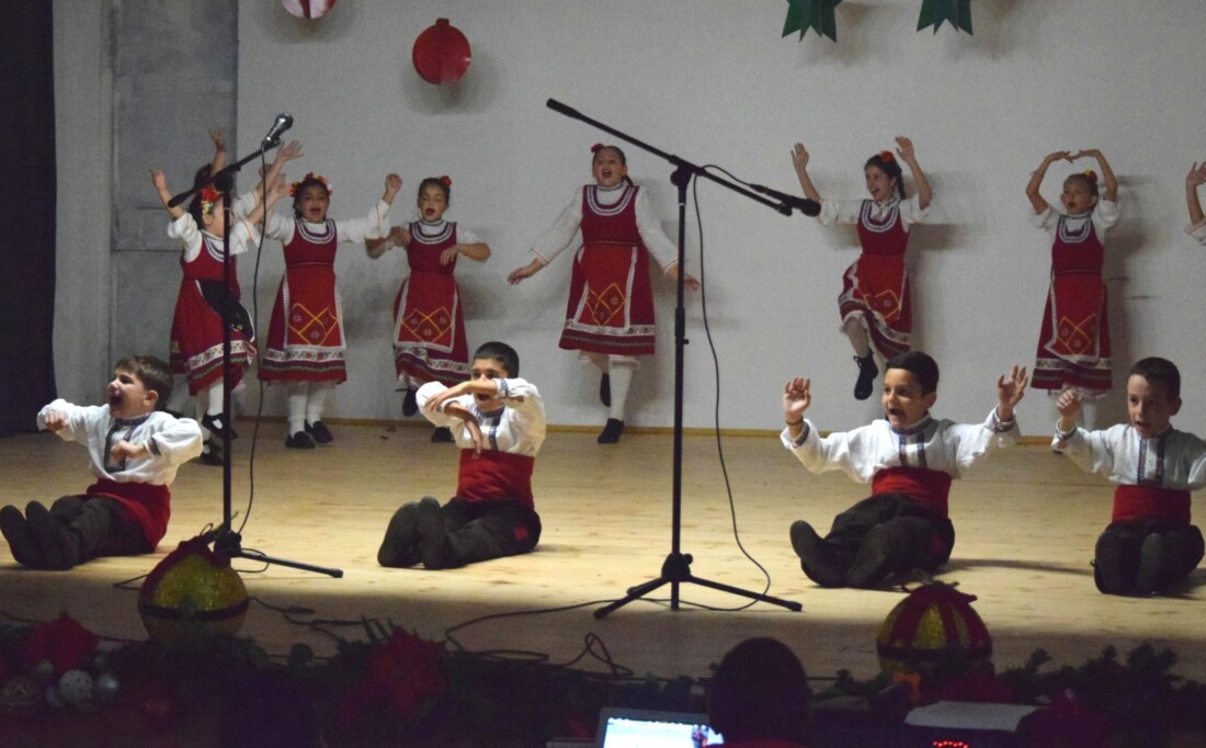 С коледен концерт откриха обновената зала на читалището в Маноле (СНИМКИ) 5 С коледен концерт откриха обновената зала на читалището в Маноле (СНИМКИ)