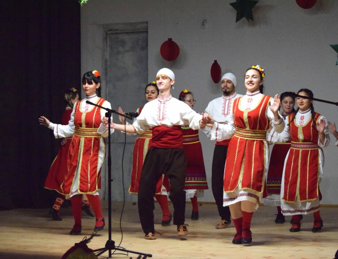 С коледен концерт откриха обновената зала на читалището в Маноле (СНИМКИ) 2 С коледен концерт откриха обновената зала на читалището в Маноле (СНИМКИ)
