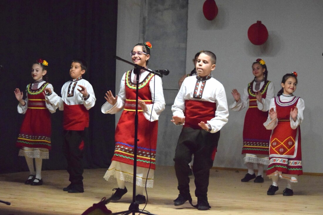 С коледен концерт откриха обновената зала на читалището в Маноле (СНИМКИ) 1 С коледен концерт откриха обновената зала на читалището в Маноле (СНИМКИ)