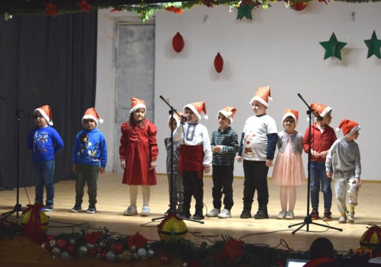 С коледен концерт откриха обновената зала на читалището в Маноле (СНИМКИ)