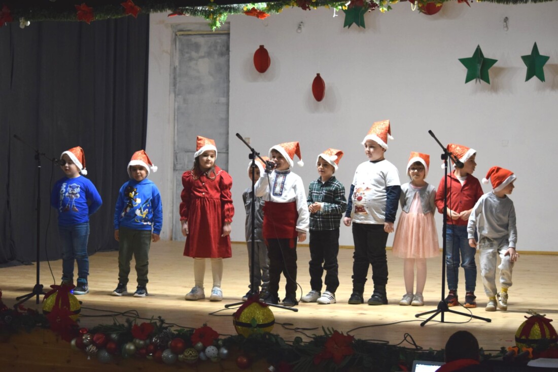 С коледен концерт откриха обновената зала на читалището в Маноле (СНИМКИ)