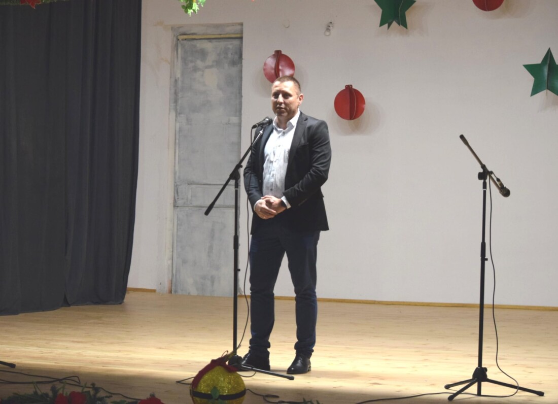 С коледен концерт откриха обновената зала на читалището в Маноле (СНИМКИ) 4 С коледен концерт откриха обновената зала на читалището в Маноле (СНИМКИ)