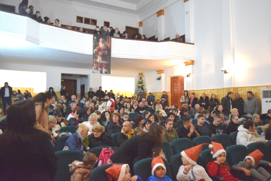 С коледен концерт откриха обновената зала на читалището в Маноле (СНИМКИ) 6 С коледен концерт откриха обновената зала на читалището в Маноле (СНИМКИ)