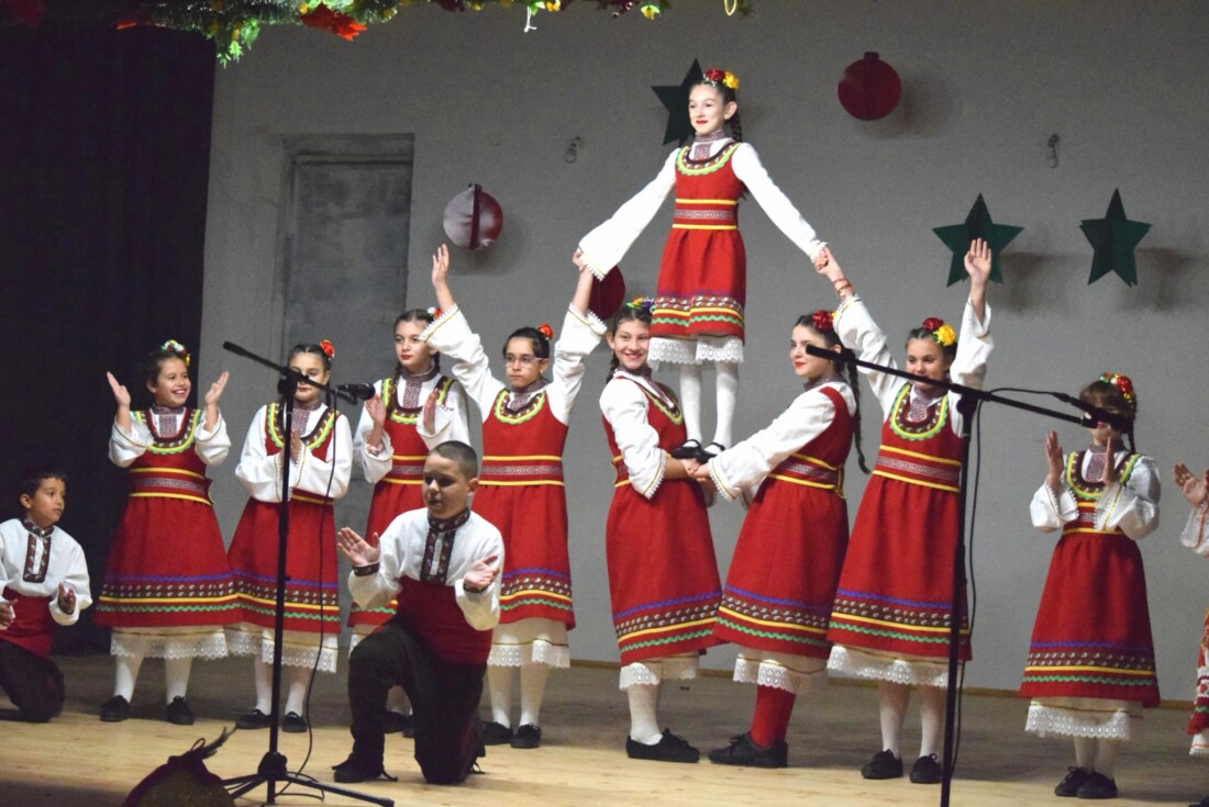 С коледен концерт откриха обновената зала на читалището в Маноле (СНИМКИ) 3 С коледен концерт откриха обновената зала на читалището в Маноле (СНИМКИ)