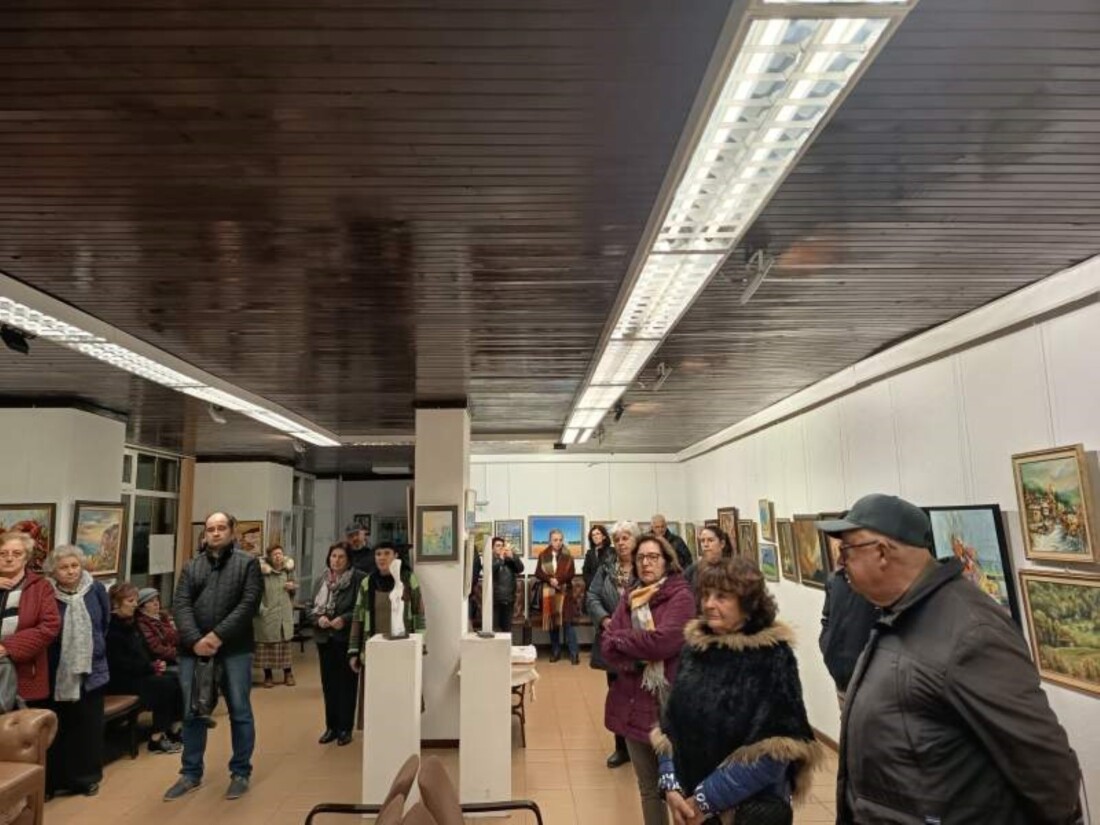 Откриха традиционната коледна и новогодишна изложба на художниците от Смолян
