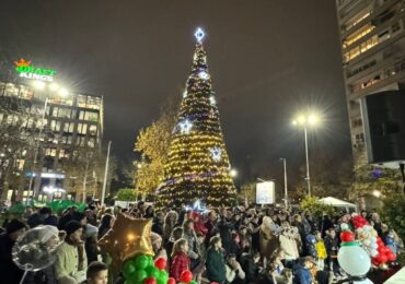 Коледните светлини в “Източен” грейват тази сряда