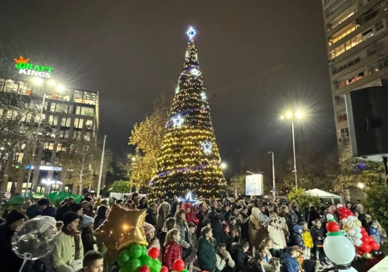 Коледните светлини в “Източен” грейват тази сряда