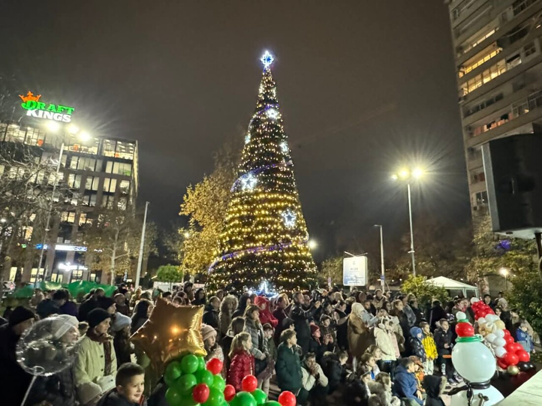 Коледните светлини в “Източен” грейват тази сряда