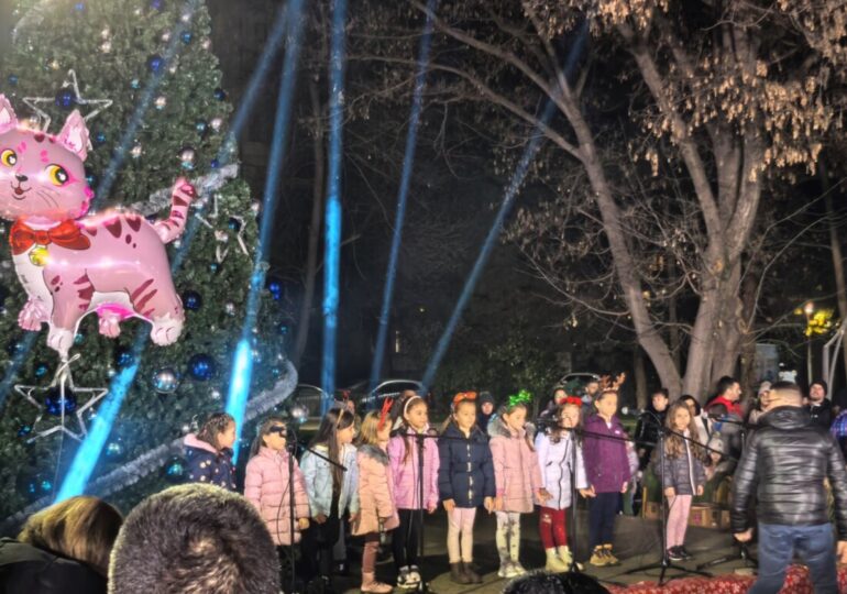 Запалиха тържествено светлините на коледната елха в "Южен" (ВИДЕО и СНИМКИ)