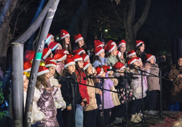 Запалиха тържествено светлините на коледната елха в "Южен" (ВИДЕО и СНИМКИ)