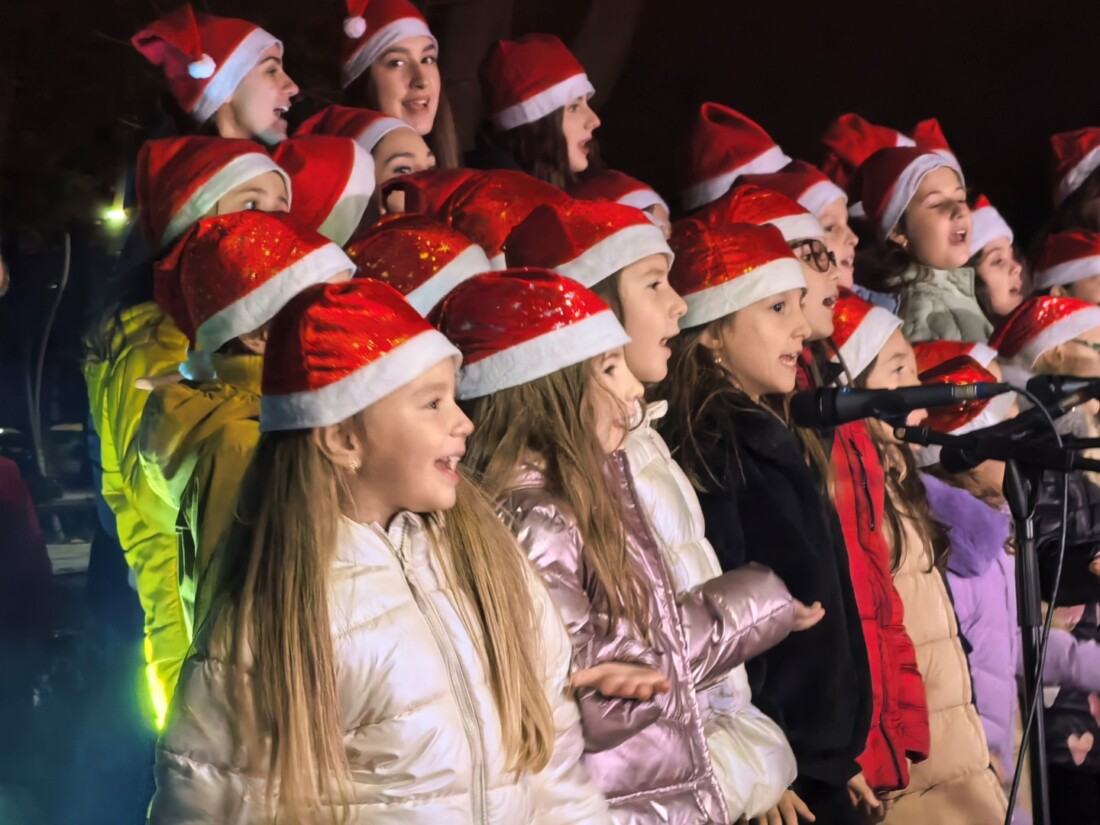 Запалиха тържествено светлините на коледната елха в "Южен" (ВИДЕО и СНИМКИ)