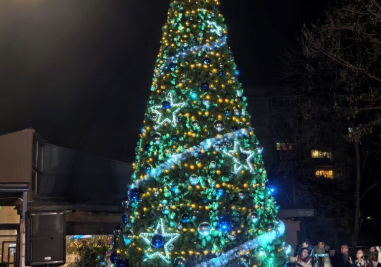 Запалиха тържествено светлините на коледната елха в "Южен" (ВИДЕО и СНИМКИ)