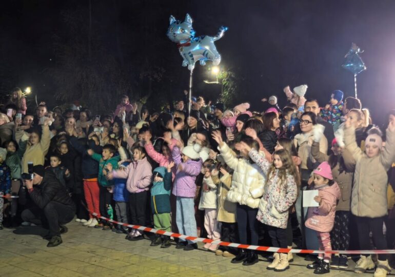 Запалиха тържествено светлините на коледната елха в "Южен" (ВИДЕО и СНИМКИ)