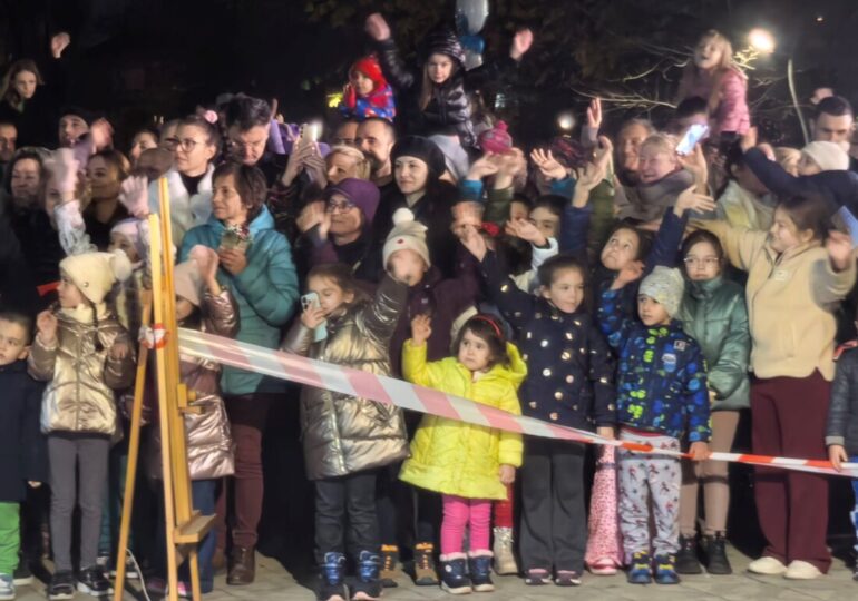 Запалиха тържествено светлините на коледната елха в "Южен" (ВИДЕО и СНИМКИ)