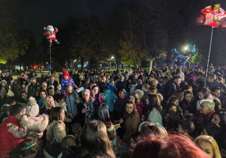 Запалиха тържествено светлините на коледната елха в "Южен" (ВИДЕО и СНИМКИ)