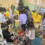 Над 2000 подаръка бяха раздадени в район „Тракия“ вчера и днес по случай запалването на елхата (СНИМКИ)