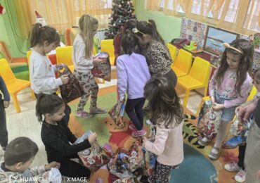 Над 2000 подаръка бяха раздадени в район „Тракия“ вчера и днес по случай запалването на елхата (СНИМКИ)