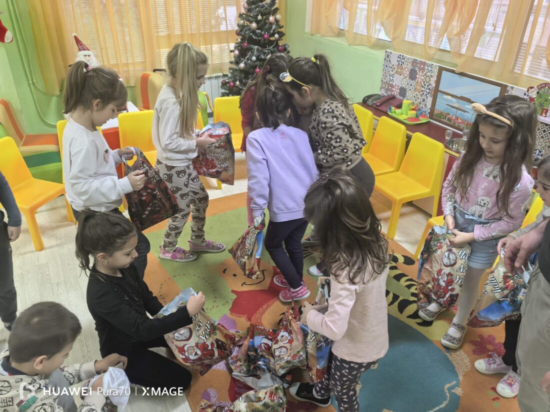 Над 2000 подаръка бяха раздадени в район „Тракия“ вчера и днес по случай запалването на елхата (СНИМКИ)