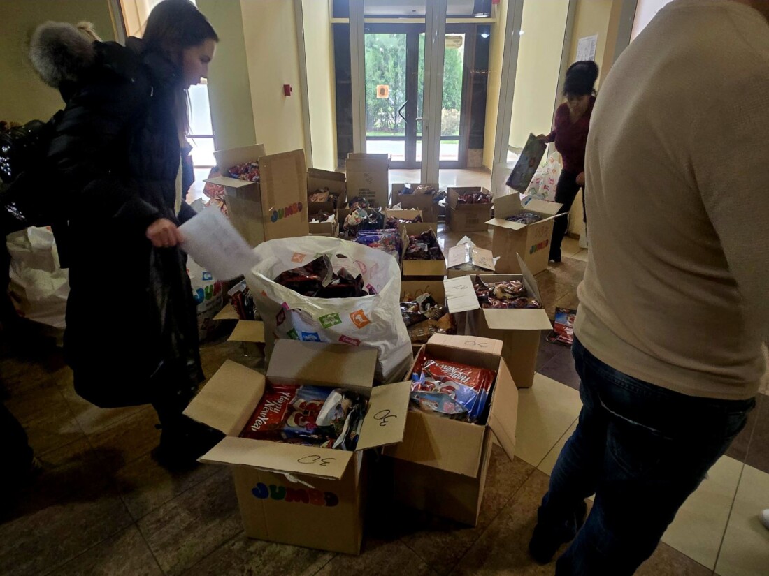 Над 2000 подаръка бяха раздадени в район „Тракия“ вчера и днес по случай запалването на елхата (СНИМКИ)