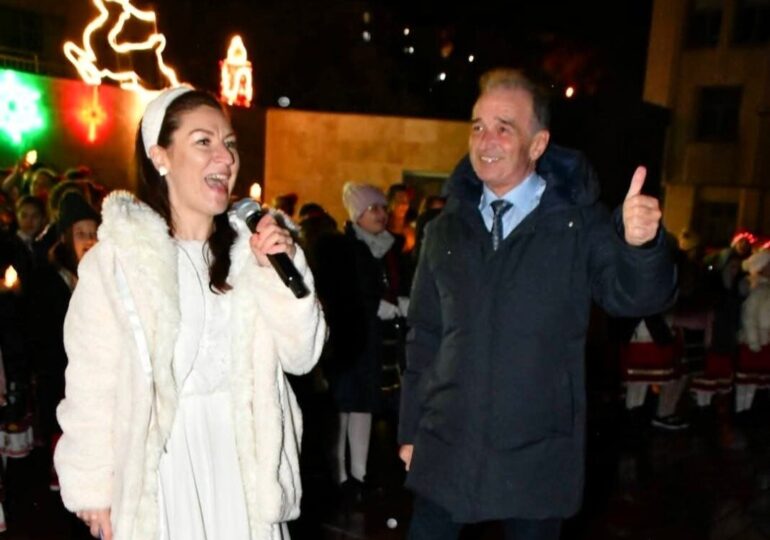 Грейнаха коледните светлини на елхата в Асеновград (СНИМКИ и ВИДЕО)