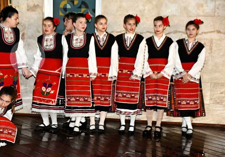 Грейнаха коледните светлини на елхата в Асеновград (СНИМКИ и ВИДЕО)