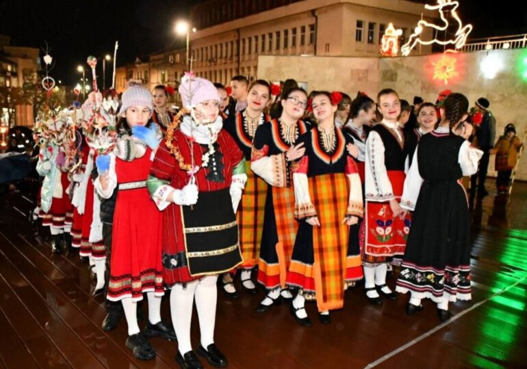 Грейнаха коледните светлини на елхата в Асеновград (СНИМКИ и ВИДЕО)