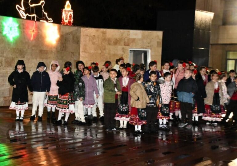 Грейнаха коледните светлини на елхата в Асеновград (СНИМКИ и ВИДЕО)