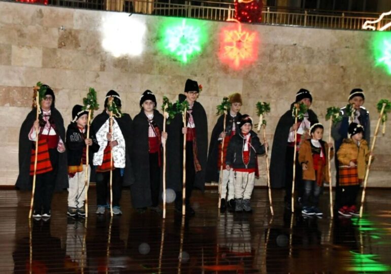 Грейнаха коледните светлини на елхата в Асеновград (СНИМКИ и ВИДЕО)