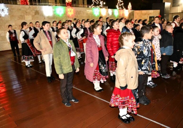 Грейнаха коледните светлини на елхата в Асеновград (СНИМКИ и ВИДЕО)
