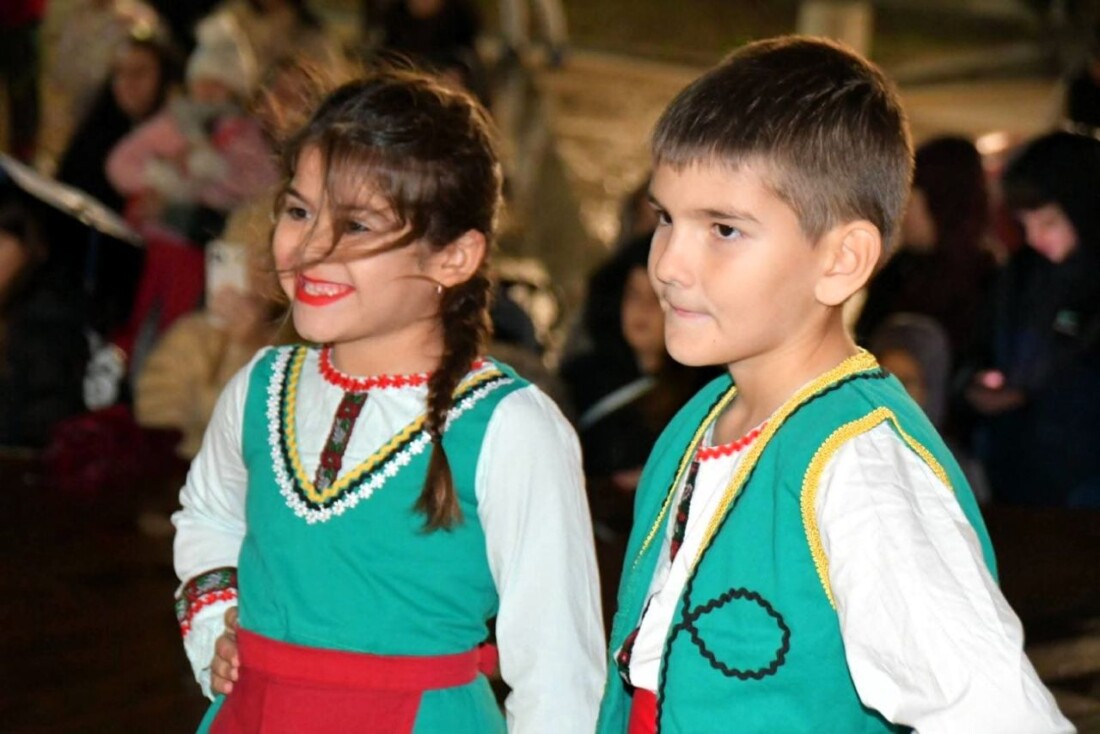 Грейнаха коледните светлини на елхата в Асеновград (СНИМКИ и ВИДЕО)