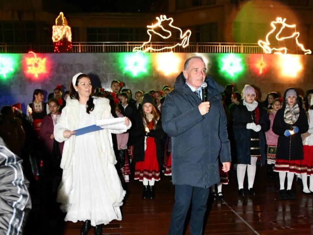 Грейнаха коледните светлини на елхата в Асеновград (СНИМКИ и ВИДЕО)