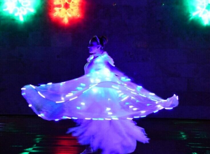 Грейнаха коледните светлини на елхата в Асеновград (СНИМКИ и ВИДЕО)