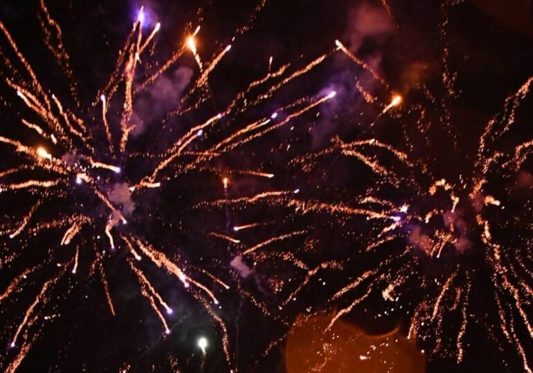 Грейнаха коледните светлини на елхата в Асеновград (СНИМКИ и ВИДЕО)