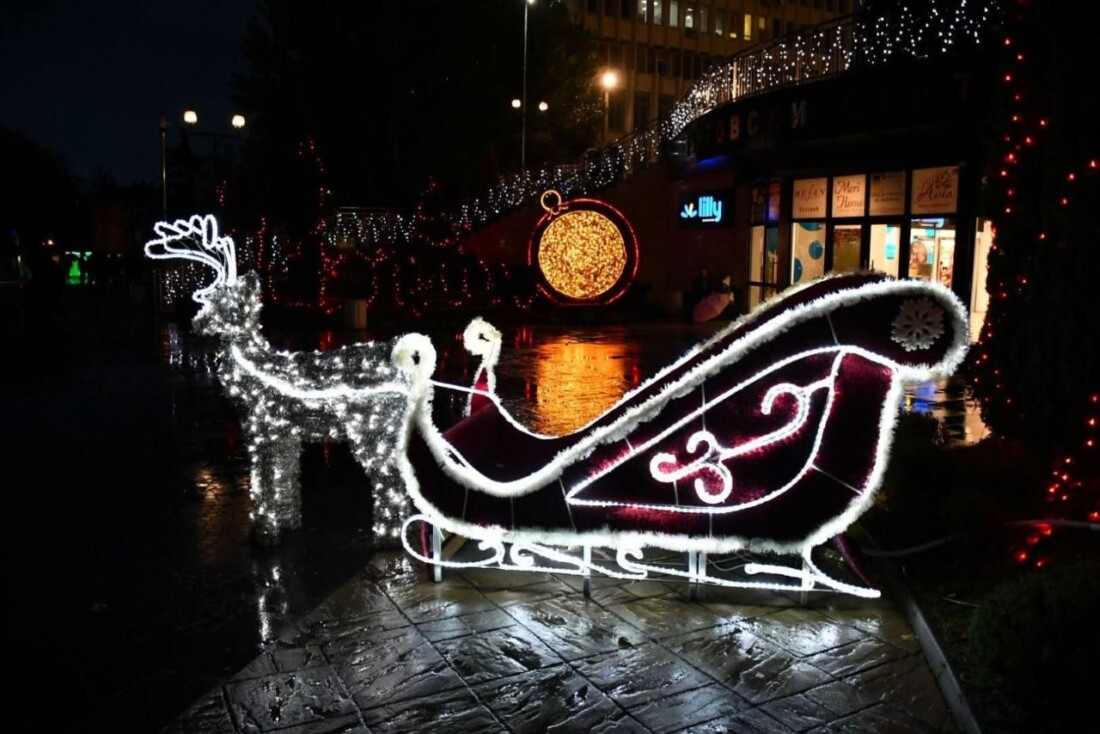 Грейнаха коледните светлини на елхата в Асеновград (СНИМКИ и ВИДЕО)