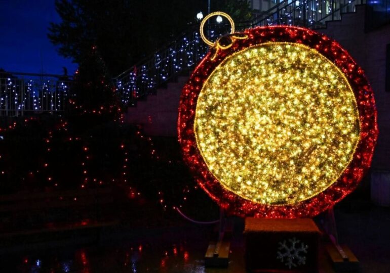 Грейнаха коледните светлини на елхата в Асеновград (СНИМКИ и ВИДЕО)