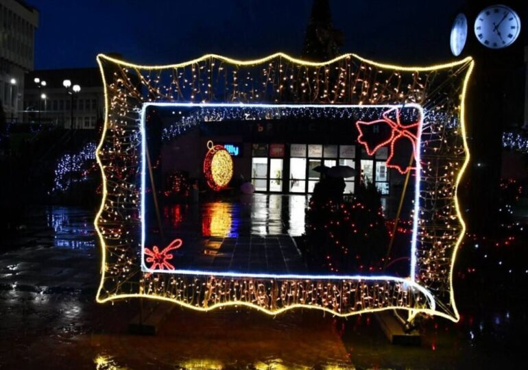 Грейнаха коледните светлини на елхата в Асеновград (СНИМКИ и ВИДЕО)