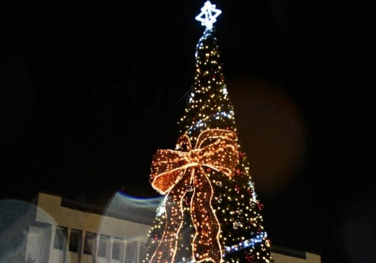 Грейнаха коледните светлини на елхата в Асеновград (СНИМКИ и ВИДЕО)