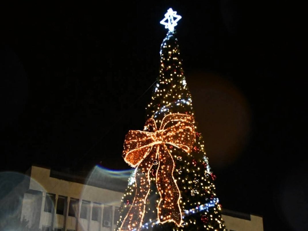 Грейнаха коледните светлини на елхата в Асеновград (СНИМКИ и ВИДЕО)