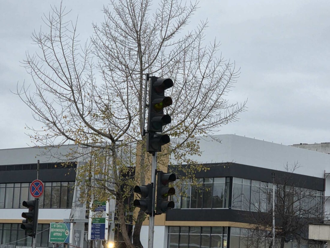 Заради неработещ светофар: Възлово кръстовище в Пловдив остава блокирано, ето каква е причината (СНИМКИ) 1 Заради неработещ светофар: Възлово кръстовище в Пловдив остава блокирано, ето каква е причината (СНИМКИ)